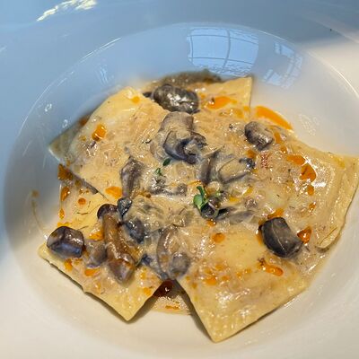 Равиоли с цыпленком в сливочно-грибном соусе с трюфелем в Pellegrino по цене 745 ₽