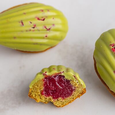 Мадлен Матча-малина в Мамин Cake по цене 220 ₽