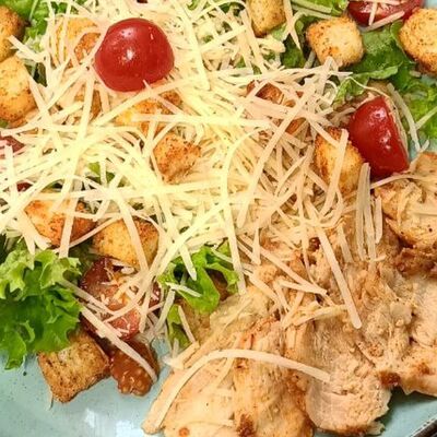 Цезарь с курицей в Хинкальная Едим вкусно по цене 540 ₽
