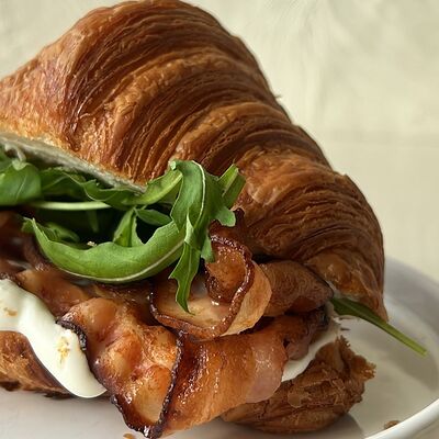 Круассан с беконом в Zanoza Open Bar по цене 590 ₽