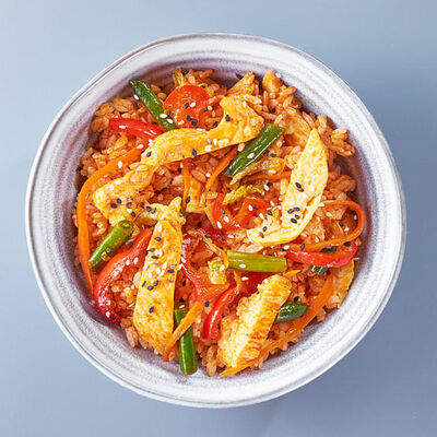 Рис с курицей и овощами в остром соусе в Галерея Суши по цене 269 ₽