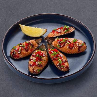 Мидии, запеченные в соусе пармезан в Нагамаки по цене 650 ₽