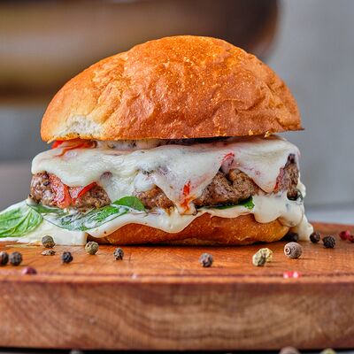 Бургер с запеченными овощами в Mesto Burger по цене 490