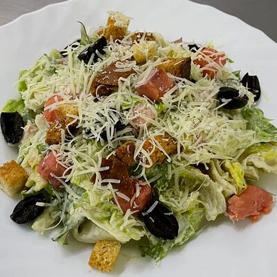 Салат Цезарь с семгой в В гостях у нас по цене 500 ₽