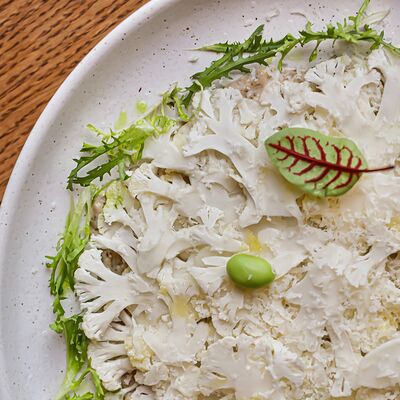 Карпаччо из цветной капусты с соусом из трюфеля в Chalet River Club по цене 780 ₽