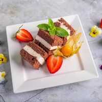 Шоколадный бисквит со сливочным суфле в Topfoodcafe