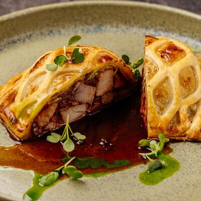 Пирог из баранины с мозговой косточкой в слоеном тесте с овощами в Cruise по цене 1100 ₽