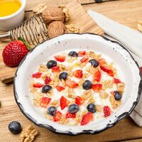 Мацони с ягодами, медом и грецким орехом в Хочу харчо