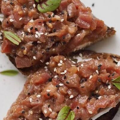 Ржаная брускетта с тунцом в Bucho по цене 510 ₽