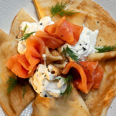 Блин со слабосоленой форелью и страчателлой в More More по цене 900