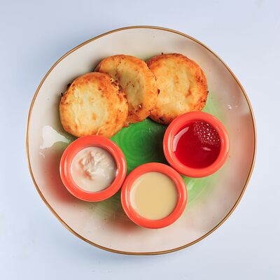 Сырники Фирменные 3 шт в Семейный ресторан Tiki&Taki по цене 300 ₽