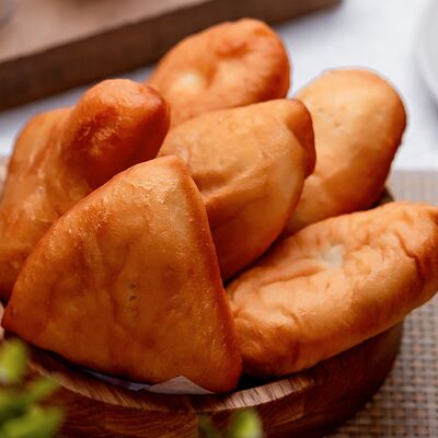 Жареный пирожок с мясом в Ресторан Маруся по цене 215 ₽