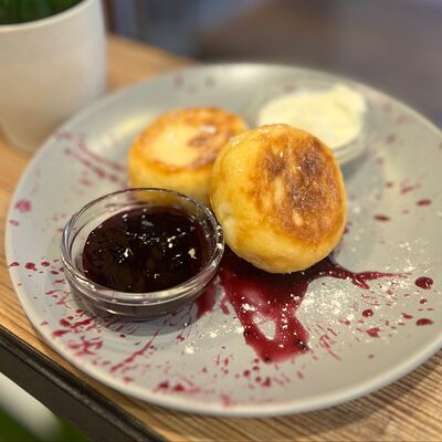 Сырники со сметаной в Кофейня Безе по цене 340 ₽