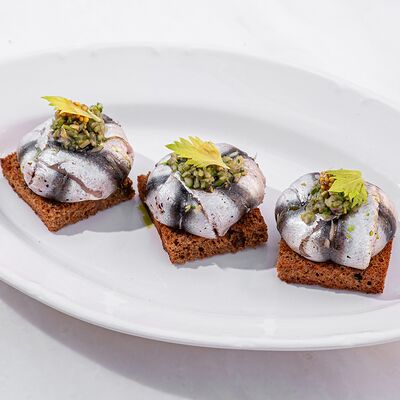 Сморреброд на бородинском хлебе с Балтийской килькой в Brasserie lambic по цене 672 ₽