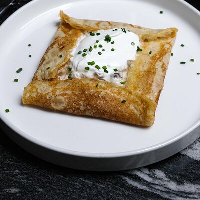 Блины жюльен, курица, вешенки в Bisou Bisou Bistro по цене 780 ₽