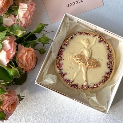 Белый шоколад с малиной Балерина в Verria Chocolate - клубника в шоколаде по цене 700 ₽