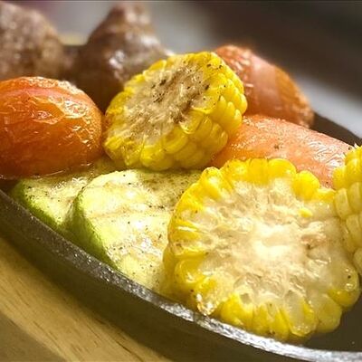 Шипящая сковорода от Генриетты с овощами-гриль в Генрих и Генриетта по цене 390 ₽