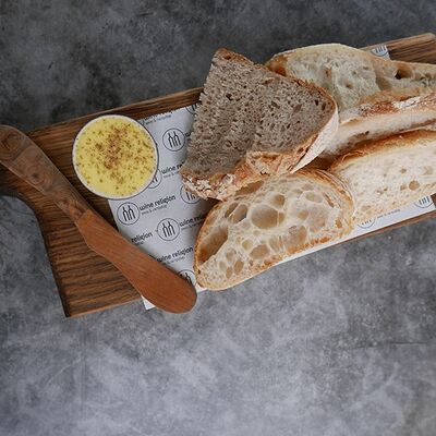 Французский хлеб с творожным сыром и маслом в Wine Religion по цене 250 ₽