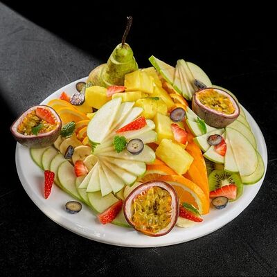 Фруктовая тарелка в Everest Sochi по цене 2990 ₽