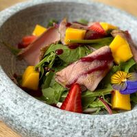 Микс-салат с утиной грудкой, клубникой и сыром дорблю в Усадьба
