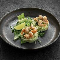 Салат с печёным авокадо и креветками в Вода & Еда