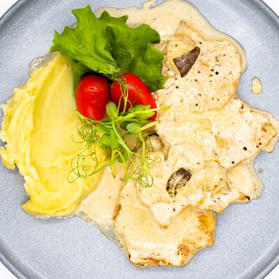 Стейк из свинины с картофельным пюре в сливочно-грибном соусев Кафе Тепло по цене 490 ₽