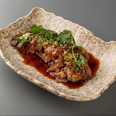 Рулька в китайском соусев Том Янг Бар по цене 690 ₽