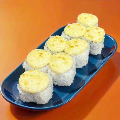 Запеченный ролл с курицей в Мак и манго по цене 390 ₽