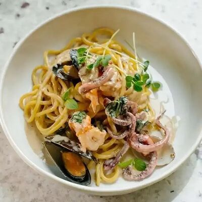 Лингвини с морепродуктами и соусом из черного чеснока в Tin по цене 1060 ₽