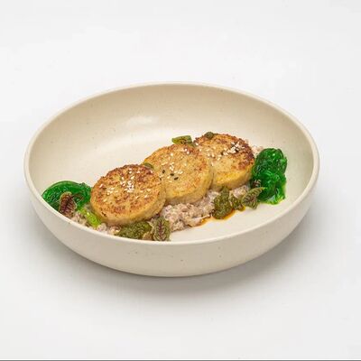 Котлеты из минтая на пармезановой гречке с перичным песто в Le dessert по цене 720 ₽