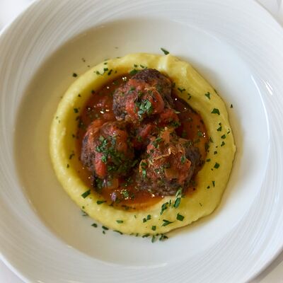Митболы с картофельным пюре и томатным соусом в Гости по цене 360 ₽