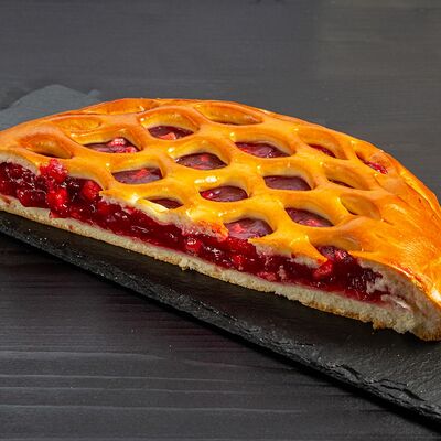 Половинка пирога с брусникой и яблоком в Пекарня Буханка по цене 233 ₽