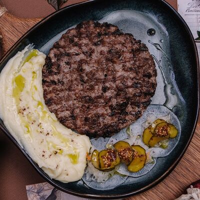 Плескавица с картофельным пюре и соленьями в Ойкумена по цене 915 ₽