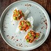 Тартар лосось на рисовых чипсах в Clever Irish Pub по цене 31