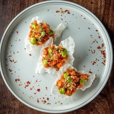 Тартар лосось на рисовых чипсах в Clever Irish Pub по цене 31 р.