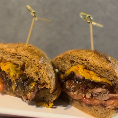 Сэндвич с брискетом из свиной шеи и луковым мармеладомв Friends Market по цене 600 ₽