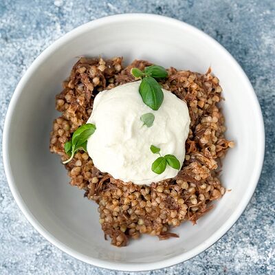 Зеленая гречка с рваной говядиной, яйцом пашот и сырным муссом в Food market skolkovo по цене 780 ₽