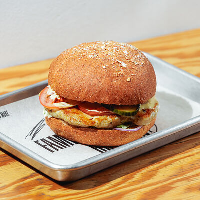 Бургер с курицей в SALUT! по цене 540 ₽