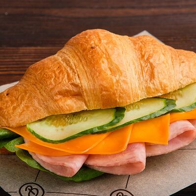 Сэндвич на круассане с ветчиной и сыром чеддер в Ватрушка по цене 470 ₽