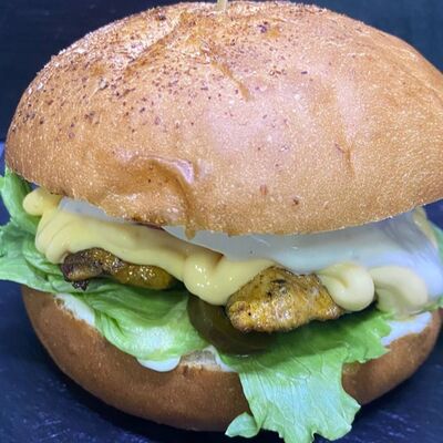 Бургер Spicy chiken в Стейк-Паб Крапиvа по цене 540 ₽