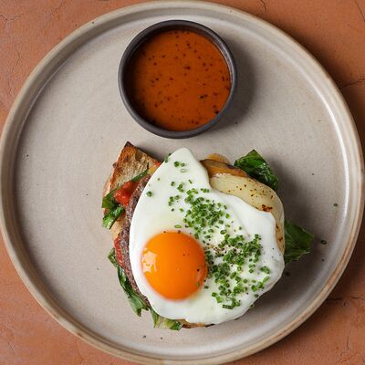 Бифштекс, томатная сальса, глазунья в Maya по цене 1400 ₽