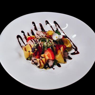 Салат с копчёной уткой и манго в Лаверна по цене 790 ₽