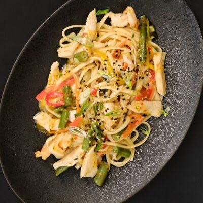 Лапша яичная с курицей и креветкамив Фабрика вкуса по цене 520 ₽