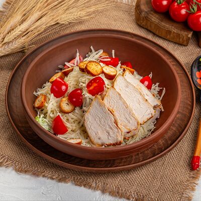 Салат Цезарь с курицей в Русская кухня по цене 640 ₽