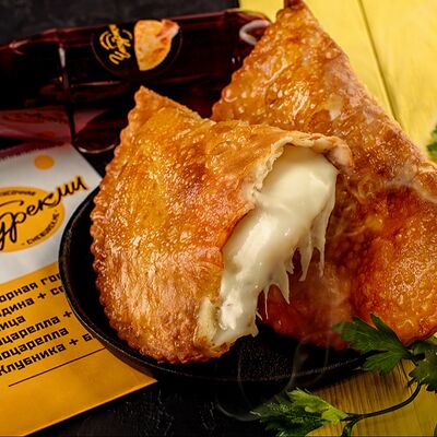 Чебурек с моцареллой в Чебурекми по цене 360 ₽