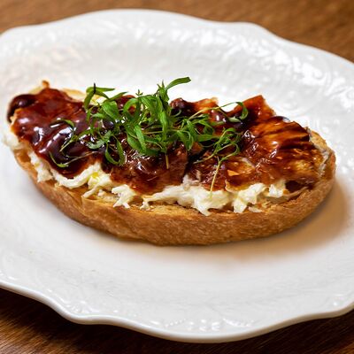 Брускетта со страчателлой, угрем и трюфельным маслом в Cook cafeshop по цене 790 ₽