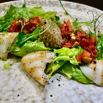 Салат с кальмарами гриль в Vinokurov karaoke rest по цене 878 ₽