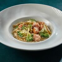 Пенне с лососем и брокколи в Juno