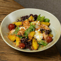 Тёплый салат с лососем в БарТо