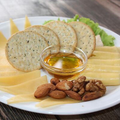 Сырная тарелка в Пельмэн по цене 1075 ₽